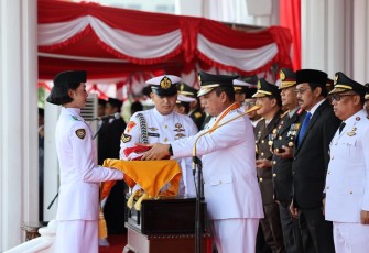 Gubernur Ansar Ahmad saat Pimpin Upacara Peringatan 80 Tahun Kemerdekaan RI