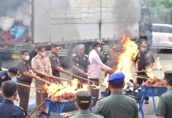 Pemusnahan barang impor ilegal berupa bawang merah dan pakaian bekas. Kegiatan ini dilaksanakan di Kantor Pengawasan dan Pelayanan Bea dan Cukai (KPPBC) Tipe Madya Pabean (TMP) C Banda Aceh.