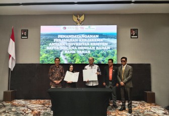 Penandatanganan peresmian Pusat Studi Hukum Agraria dan Investasi oleh Deputi Perencanaan Strategi dan Pengadaan Tanah Badan Bank Tanah dan Dekan FH UKSW. 