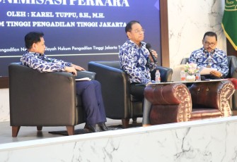  Karel Tuppu, S.H., M.H., Hakim Tinggi Pengadilan Tinggi Jakarta, selaku Ketua Kegiatan Bimtek, saat membuka acara.