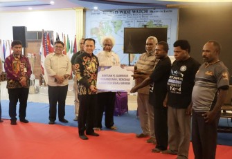 Penjabat Gubernur Papua Agus Fatoni saat menyerahkan bantuan kepada rumah doa Jemaat Gereja Injil di Indonesia (GIDI) Holandia di Doyo Lama, Distrik Waibu, Kabupaten Jayapura, Jumat (19/9/2025).