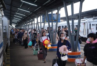 Penumpang kereta api saat tiba di stasiun Kertapati