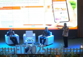 Penyampaian materi oleh Handojo Goenadi dalam Faculty of Information Technology (FIT) Competition 2025 FTI UKSW di ruang Auditorium Ds. S. Djojodihardjo Gedung FTI 
