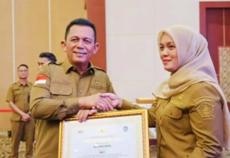Penyerahan penghargaan Paritrana Award 2025 kategori Kelurahan/Desa, diterima langsung oleh Wakil Bupati Bintan, Deby Maryanti, Senin (03/11) di Aula Wan Seri Beni, Kantor Gubernur Kepulauan Riau.