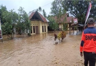 Tim gabungan bersiaga usai banjir yang terjadi pascahujan lebat yang mengguyur wilayah Kabupaten Morotai, Provinsi Maluku Utara, pada Jumat (25/4).   Sumber foto: BPBD Kab. Morotai