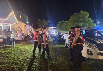 Personel Polres Aceh Singkil saat mengamankan pembukaan MTQ Ke-37 tingkat Kabupaten setempat.