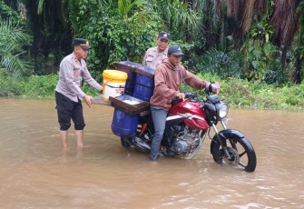 Personel Polsek Gunung Meriah saat Bantu Warga Terjebak Banjir