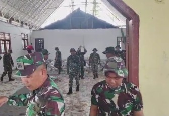 Personil Kodim saat membantu warga bersihkan puing-puing bangunan pasca gempa