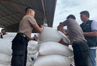 Tim gabungan menyiapkan beras dari Perum Bulog untuk dimasukkan ke pesawat Hercules TNI AU yang akan diterbangkan ke Kabupaten Bener Meriah sebanyak 8 ton, pada Jumat (12/12).
