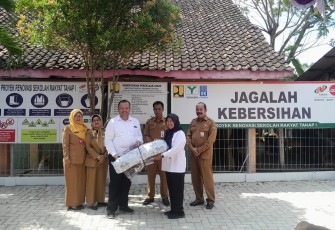 Perwakilan Dinas Pendidikan provinsi menyerahkan secara simbolis peralatan yang digunakan untuk kebutuhan siswa Sekolah Rakyat.