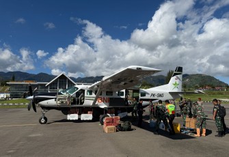Pesawat BNPB membawa bantuan logistik dan peralatan telah mendarat di Bandara Rembele, Kabupaten Bener Meriah, Provinsi Aceh, Sabtu (29/11). Nantinya bantuan ini akan didistribusikan ke Kabupaten Bener Meriah dan Kabupaten Aceh Tengah.