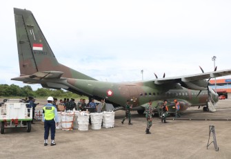 Pesawat CN-295 Skadron Udara 2 saat Mendarat di Padang, Minggu (30/11/2025).