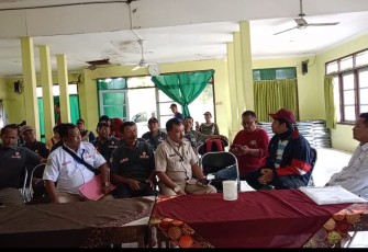 Puluhan warga Getas yang didampingi Forum Bela Negara (FBN) kembali mendatangi kampus UGM yang berada di desa Getas Kecamatan Kradenan pada Senin (5/5/2025) pagi.