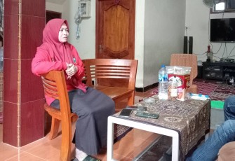 Kepala Desa Sumbersari Kecamatan Udanawu Kabupaten Blitar Hestiani Saat Dihubungi di Kediamannya (Foto : Klikwarta.com) 