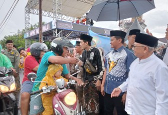 Gus Iqdam bersama Sabilu Taubah dan Rijanto-Beky Saat Bagikan Ta'jil ke Warga (Foto : Faisal NR / Klikwarta.com)