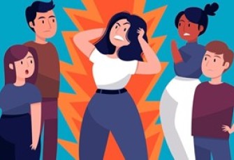 Ilustrasi seorang perempuan tampak marah, memegangi kepala di tengah kerumunan. (Sumber: Freepik.com)