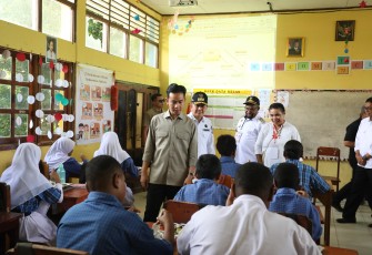 Pj Gubernur Papua Agus Fatoni saat Dampingi Wapres Gibran Tinjau Program MBG di SMP Negeri 2 Sentani