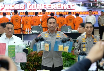 Kegiatan Press Conference dipimpin langsung oleh Kapolda Banten Irjen Pol Suyudi Ario Seto didampingi Dirresnarkoba Polda Banten Kombes Pol Erlin Tangjaya dan Kabid Humas Polda Banten Kombes Pol Didik Hariyanto