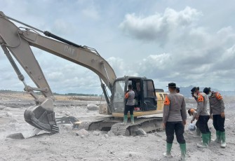 Personel Gabungan Perbaiki Tanggul Sungai di Curah Kobokan Lumajang