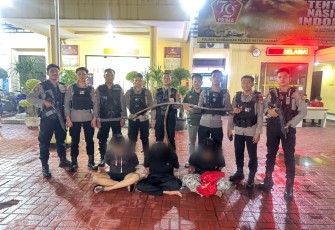 Polres Metro Jakarta Barat saat Amankan Tiga Pemuda dengan Celurit dan Miras di Kembangan