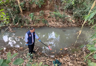 Polisi menunjukkan lokasi dibuangnya jasad bayi kandung oleh tersangka, di Kecamatan Jumapolo, Rabu (3/9/2025).