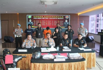 Kapolres Metro Jakarta Barat, Kombes Pol Twedi Aditya Bennyahdi didampingi Kasat reskrim Akbp Arfan Zulkan Sipayung dan Kapolsek Tambora Kompol Muhammad Kukuh Islami Saat Melakukan Konferensi Pers 