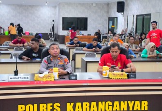Polres Karanganyar dan wartawan buka puasa bersama dan zoom meeting dengan Kapolri Jenderal Listyo Sigit Prabowo, Kamis (1232025), di Aula Wira Pratama Polres Karanganyar.