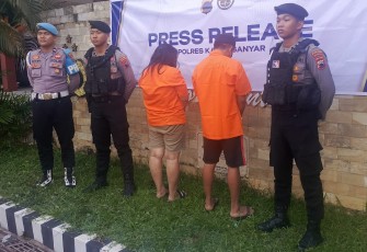 AW dan IAR, tersangka kasus penipuan dan penggelapan ratusan karton oli senilai Rp 357 juta, saat dihadirkan dalam konferensi pers di Mapolres Karanganyar, Jumat (28/11/2025).