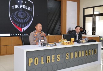 Polres Sukoharjo menggelar pelatihan pemanfaatan kecerdasan buatan (AI) untuk meningkatkan kinerja di bidang intelijen dan kehumasan.