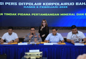 Kasubdit Gakkum Korpolairud Baharkam Polri, Kombes Pol. Donny Charles Go, dalam konferensi pers, Selasa (6/2).