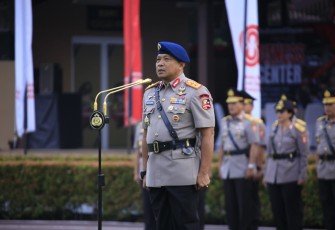 Wadankor Brimob Irjen Pol Ramdani Hidayat saat memimpin Upacara Peringatan Hari Juang Polri Tahun 2025 di Lapangan Bhayangkara Mabes Polri, Jakarta Selatan, pada Rabu (21/8/2025).
