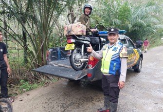 Polsek Belitang III Ikut Membantu Masyarakat Melewati Jalan yang Terendam Banjir 