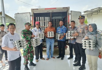 Anggota Polsek Belitang III saat Hadiri Launching Dapur MBG Desa Dadirejo