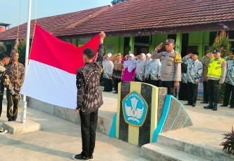 Polsek Belitang III saat Giat Upacara Bendera di SMPN I Belitang Jaya