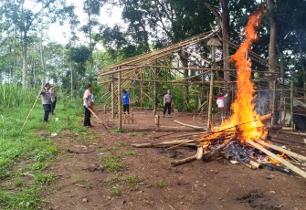 Polsek Singosari saat Bongkar Arena Judi Sabung Ayam di Malang