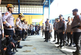 Karopenmas Divhumas Polri Brigjen Pol. Trunoyudo Wisnu Andiko saat meninjau kesiapan personel.