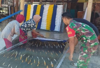 Babinsa Karangpatihan, Sertu Aris Mulyono saat di Desa Karangpatihan, Balong, Ponorogo, Rabu (9/7/2025).
