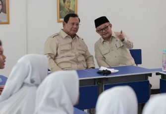 Presiden Prabowo didampingi Mendikdasmen Abdul Mu’ti saat peluncuran Program Digitalisasi Pembelajaran untuk Indonesia Cerdas di SMP Negeri 4 Bekasi, Senin (17/11).