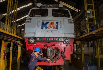 Proses Pemeriksaan oleh Tim Sarana Daop 8 Surabaya