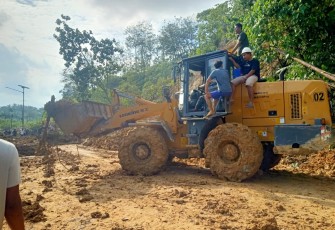 Proses pembukaan dan pembersihan jalan akses dari Sumatra Utara menuju Aceh Tamiang, pada Selasa (2/12).  Sumber foto : Tim Pusdatinkom BNPB