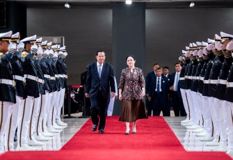 Puan saat menyambut kedatangan Hun Sen dan rombongan di Gedung DPR, Senayan, Jakarta, Rabu (752025).