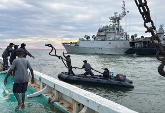 KRI STS-376 saat Selamatkan KM Berkat Nikmat Ilahi yang Rusak di Laut Kateman