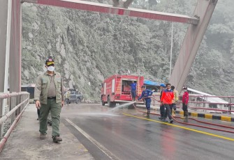 Deputi Bidang Sistem dan Strategi BNPB Dr. Raditya Jati meninjau salah satu lokasi terdampak pascaerupsi Gunung Semeru, pada Kamis (20/11).