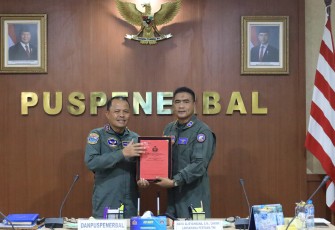 Memorandum Sertijab Danpuspenerbal dari Laksda TNI Sisyani Jaffar kepada Laksma TNl Bayu Alisyahbana di Rupat R. Kasenda Mako Puspenerbal, Rabu Juanda, (7/5//2025).