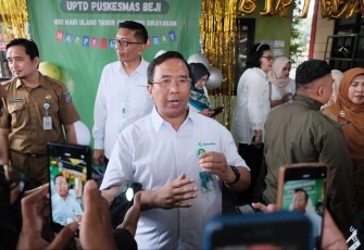 Direktur Jenderal Pelayanan Kesehatan Lanjutan Kementerian Kesehatan (Kemenkes) Republik Indonesia Azhar Jaya saat meninjau pelaksanaan PKG di puskesmas Beji, Depok