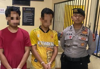RP alias Boy (23), dan AP alias Mento (24), tersangka kasus penyalahgunaan narkotika dan psikotropika, saat diamankan petugas di Mapolres Karanganyar.
