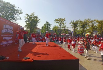 Ratusan warga mengikuti Senam Merdeka bersama Rus Sumaryati di Taman Pancasila, Karanganyar, Sabtu (2/8/2025) pagi.