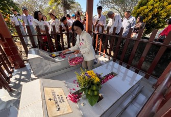 Rektor Intiyas melakukan proses tabur bunga pada tempat peristirahatan Rektor Pertama UKSW Dr. (H.C.) Oeripan Notohamidjojo di Makam Cungkup