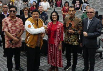 Rektor UKSW menyerahkan cinderamata kepada Prof. I Gede Wenten, Stafsus Menteri Pendidikan Tinggi, Sains, dan Teknologi
