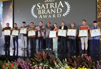 Rektor UKSW saat berfoto bersama dengan penerima penghargaan Satria Brand Award kategori Satria Edukasia Award